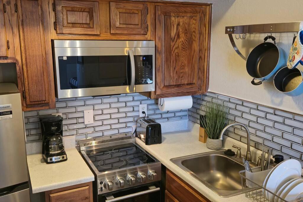 Cozy Updated Cove Of Heaven, 5Mins To Lake Hefner! Oklahoma City Exterior photo